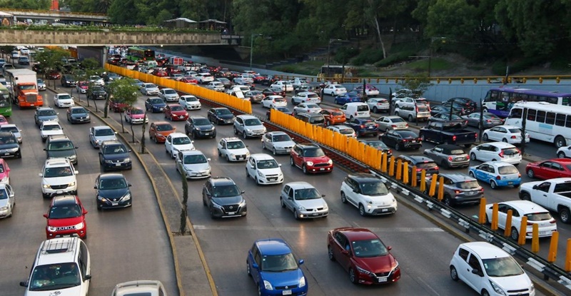 Mucho tráfico en la Ciudad, circuito interior en hora pico.