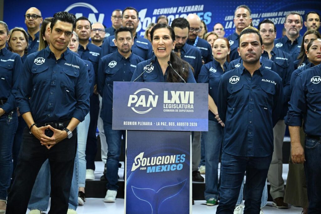 Kenia López Rabadán habla ante legisladores del PAN en una reunión plenaria en La Paz